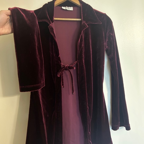 Le Château Vintage Burgundy Velvet Tie-Front Top - Picture 1 of 7